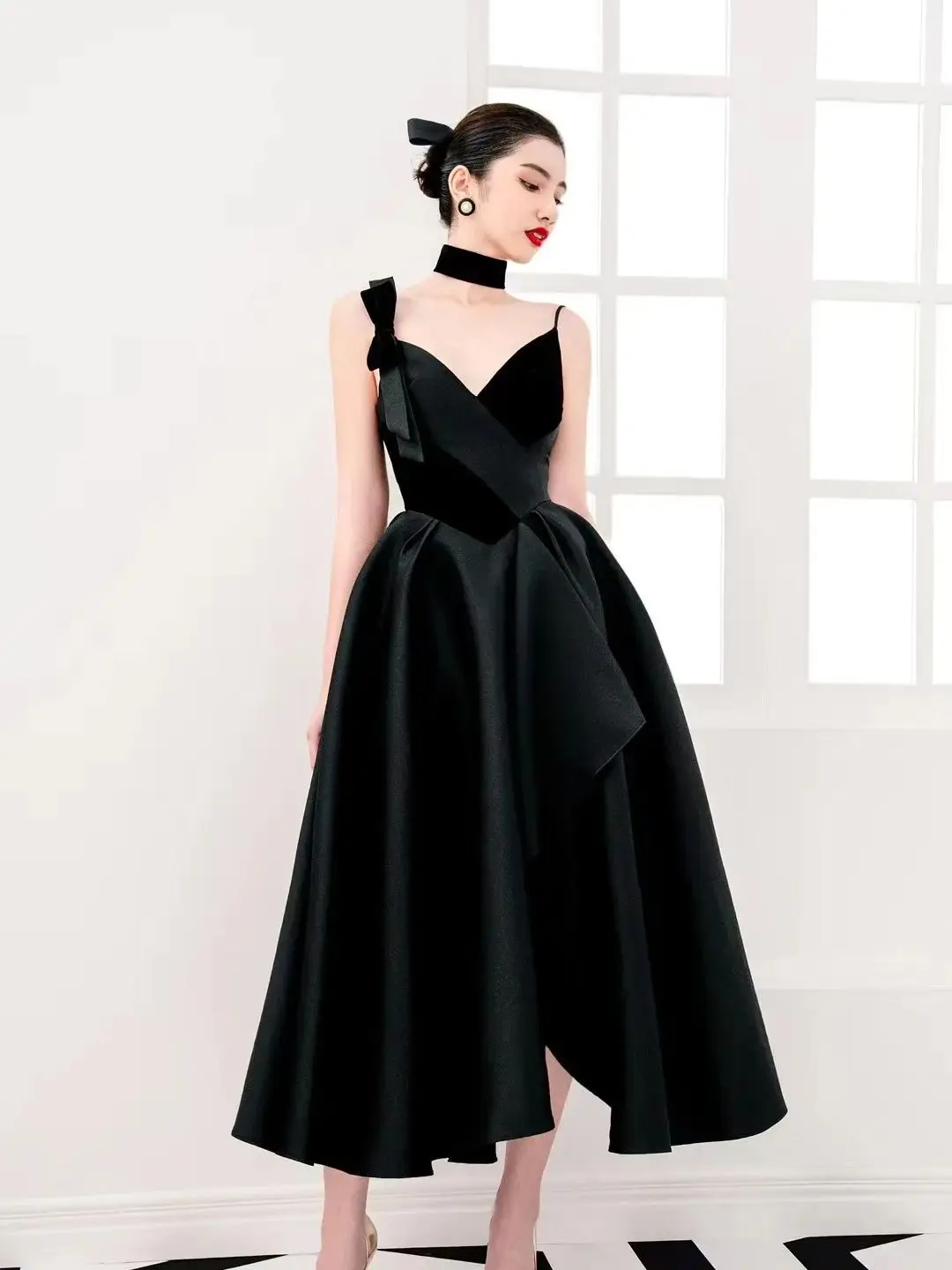 Высококачественное легкое роскошное женское черное платье в стиле ретро Хепберн, нишевый дизайн, бант, бархатное сращивание, элегантное длинное платье с бретельками