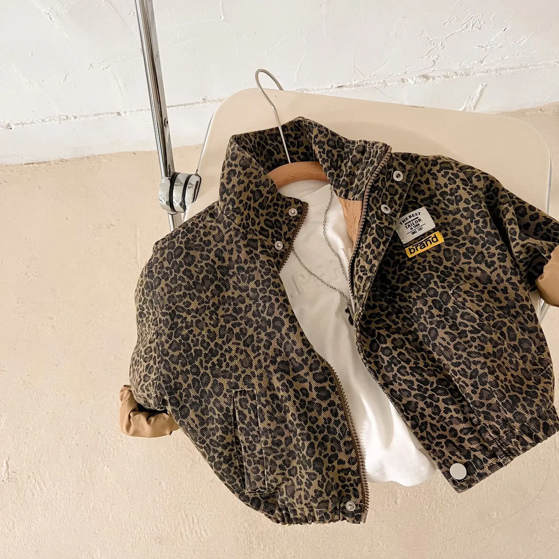 Весенне-осенняя детская повседневная куртка с длинными рукавами, Новинка 2023 года, Корейская куртка с леопардовым принтом для мальчиков, короткая джинсовая куртка для девочек 0