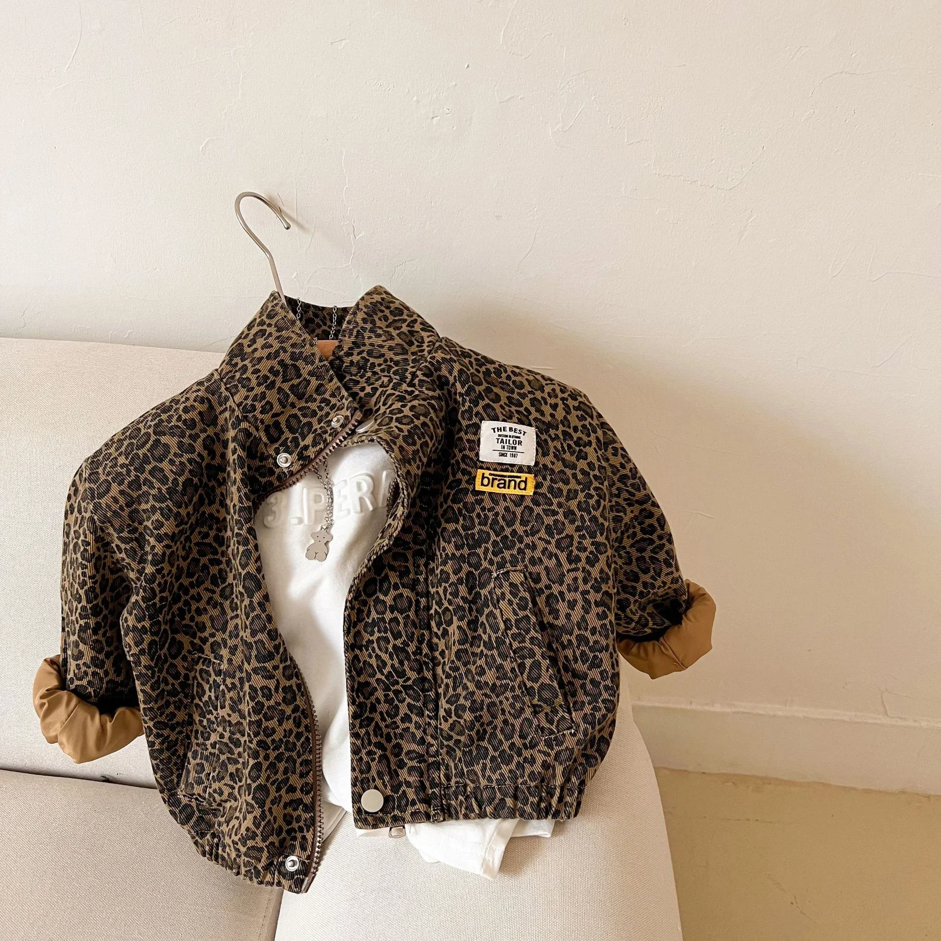 Весенне-осенняя детская повседневная куртка с длинными рукавами, Новинка 2023 года, Корейская куртка с леопардовым принтом для мальчиков, короткая джинсовая куртка для девочек 1