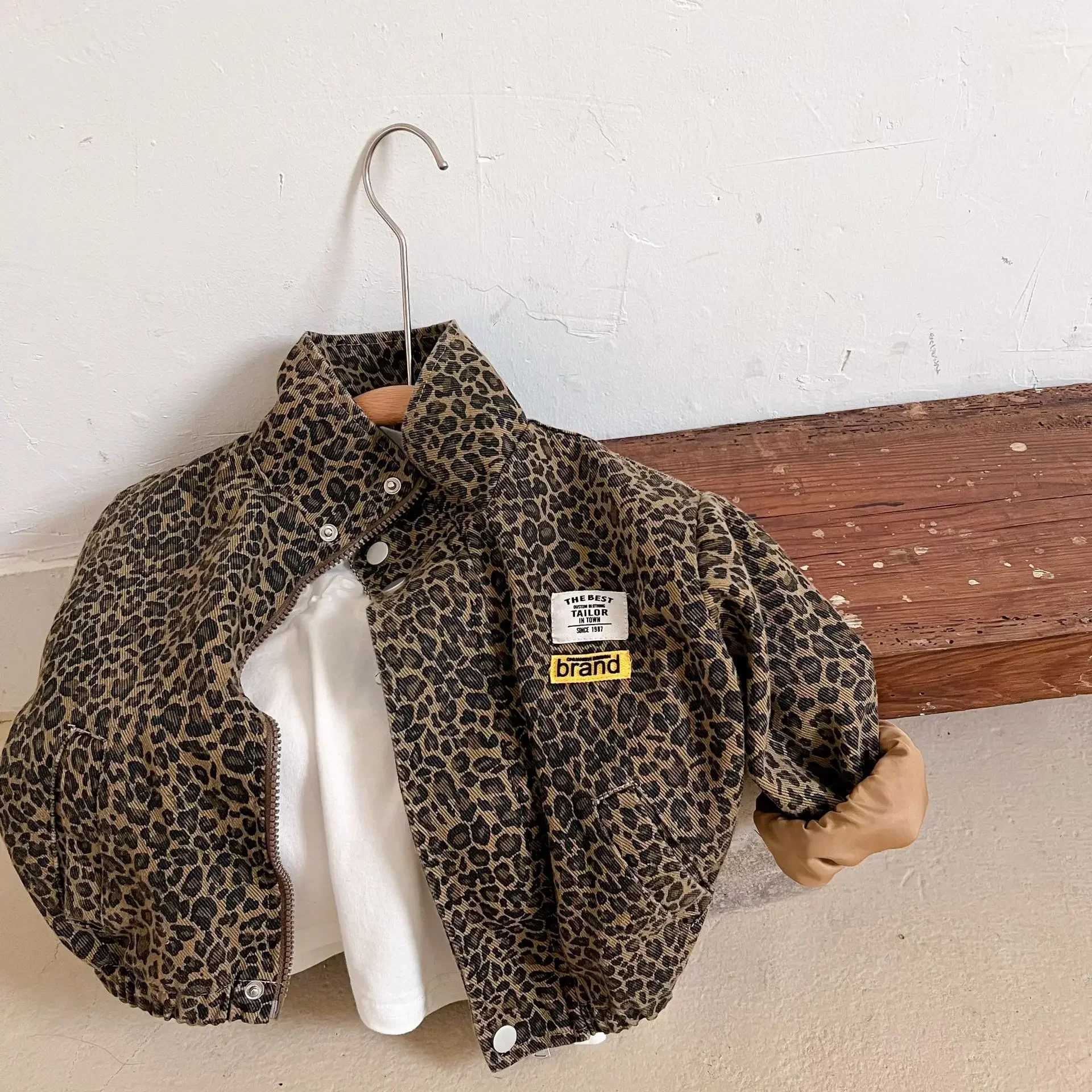 Весенне-осенняя детская повседневная куртка с длинными рукавами, Новинка 2023 года, Корейская куртка с леопардовым принтом для мальчиков, короткая джинсовая куртка для девочек 2
